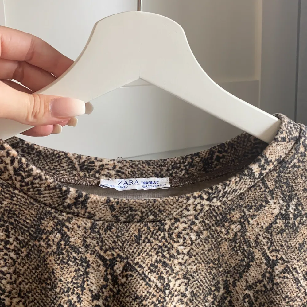 Croppad sweatshirt med snake print från Zara. Använd ett fåtal gånger🤍🤍🤍🤍. Tröjor & Koftor.