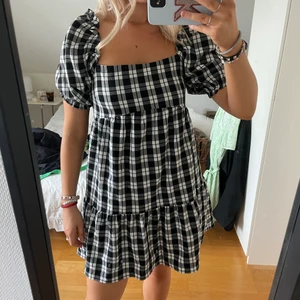 Klänning hm  - Super söt puffärmsklänning, obs liten i storleken! Använd en gång💕🥰