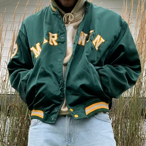 Collegejacka  - Vintage Collegejacka Marwin sports ny med tag på. Modellens längd 190cm 90kg sitter som en XL