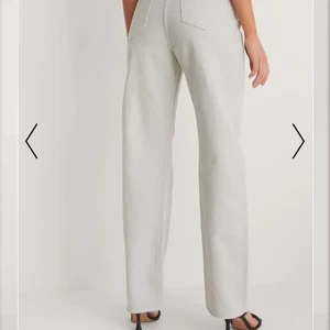 Jeans - Helt oanvända jeans från nakd, lapp kvar🤍 köpta för 399kr🤍 storlek 32 skulle säga att dom är mer som en 34🤍 dom slutar vid foten på mig som är 160cm🤍frakt tillkommer (säljer ett par likadana i svart) (fraktkostnaden kan ändras)