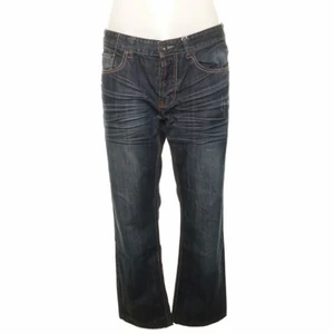 Lågmidjade jeans - Snygga lågmidjade jeans ifrån Sellpy, aldrig använda av mig <3 54cm vid låren och 90 cm vid midjan! Skulle nog sitta super snyggt baggy på någon med 36 ❤️