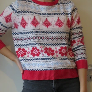 God jul strl L - Jul tröja. Storlek L men den är inte så L enligt mig. Det är paljetter i toppen av granarna. God jul 🎄