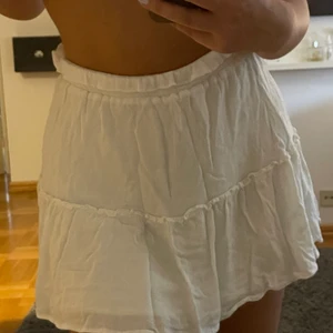 Kjol - Säljer denna super söta vita volang kjol som är lite för liten för mig, den är i storlek s men skulle säga att den passar s/xs