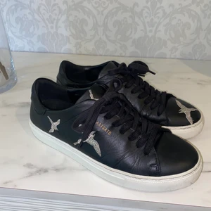 Axel arigato skor - Säljer nu mina fina Clean 90 Bee Birds Arigato skor. Fräscha och fina med silvriga fåglar på. Dom är knappast använda så skorna är i bra skick, säljer därför då för dom aldrig används🌸 Storlek 39🌸 Nypris 2000kr, säljer för 1300 kr + fraktkostnaden. 