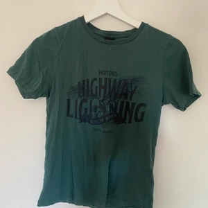 T-shirt - t-shirt från Gina Tricot i strl XS. Väldigt fint skick!  Köparen står för frakten om du inte kan mötas upp (endast i Falköping).                                                                                 Om du kombinerar med fler av mina plagg tar jag endast en frakt avgift. Köparen ska även betala innan plagget skickas med ett bevis från swish. 