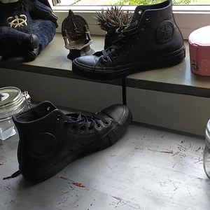 Converse - Helsvarta Converse i läder som jag knappt använt då jag inte trivs i dem. 