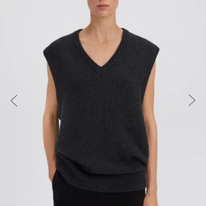 Väst från Filippa K - Intressekoll på denna oversized väst från Filippa K. Köpt för 2500kr på Zalando. Använd ett fåtal gånger, i nyskick💕 Köparen står för frakten