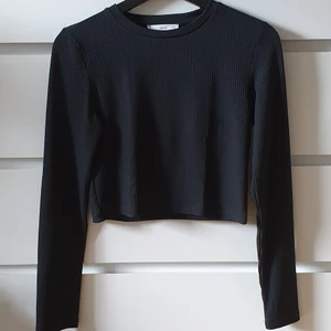 Ribbad tröja  - En svart långärmad ribbad tröja från mango. Tröjan är aldrig använd och liten i storlek. Frakten ingår i priset :) 