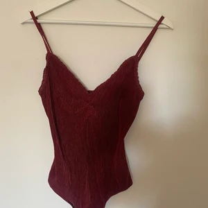 Body - Body från bikbok i strl S. Fint skick.  Köparen står för frakten om du inte kan mötas upp (endast i Falköping).                                                                                 Om du kombinerar med fler av mina plagg tar jag endast en frakt avgift. Köparen ska även betala innan plagget skickas med ett bevis från swish. 