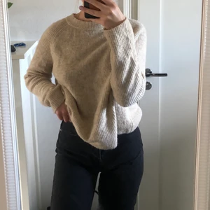 Stickad tröja - Beige stickad tröja ifrån märket pieces (tror den är köpt på vero Moda) storlek L men är bara lite oversized på mig som egentligen har S. 70kr+ frakt.