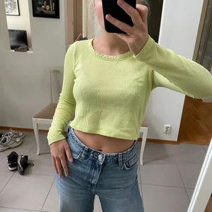 American eagle crop top i neongrön färg💚 - Superfin Crop top från American Eagle i storlek s. Enda anmärkningen är att en tråd har gått upp lite i ena armen och att det finns några noppror som man lätt kan få bort, annars väldigt fint skick! 