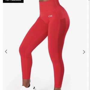 Icaniwill tights - Säljer mina nästintill oanvända iciw tights i kollektionen dynamic semaless. Storlek M, men är som en vanlig S. Sitter superfint i rumpan och över benen🥰  frakt tillkommer