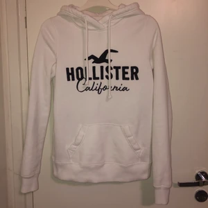 Hollister - Vit hoodie från Hollister i Storlek XS