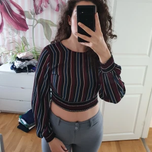 Magtröja - Säljer en långärmad magtröja som i princip är i nyskick. Köparen står för frakt. Passar 38-40