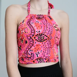 Jättecool "halter"-topp från BikBok. - Fint mönstrad topp från BikBok storlek S. Knyts I nacke och rygg är alltså justerbar och passar XS-M. 