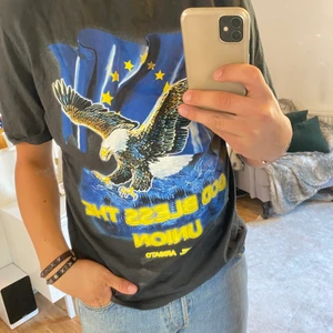 Axel arigato t-shirt - Säljer en arigato t-shirt använd typ 2 ggr, ord pris 700