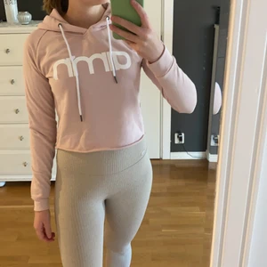 Hoodie Aim’n - Ljusrosa hoodie från Aim’n i storlek XS. Croppad.