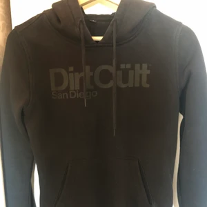 Dirtcult Hoodie - Fin och fräsch helsvart äkta dirtcult hoodie, som NY! Är öppen med olika priser