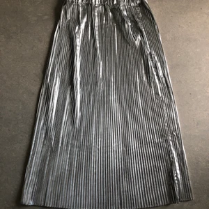 Metallic silver kjol plisserad H&M - Jättefin lång kjol från H&M. Glansig silver. Storlek 36.