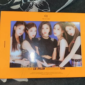ITZY album - Denna itzy albumet är i bra skick förutom chaeryeongs PC då färgen har gått bort pga värmen från min telefon/inte så bra skick. Annars är allt annat i bra skick. Skriv om ni är intresserade! Jag tar bara emot swish och gör upphämtning och kan frakta!