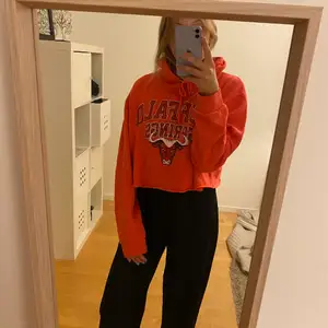 Heeej! Jag säljer denna jättecoola hoodie från bikbok i en liten orange/röd färg! Skriv om du har frågor eller vill ha fler bilder, som referens är jag ca 170cm lång 💖💖