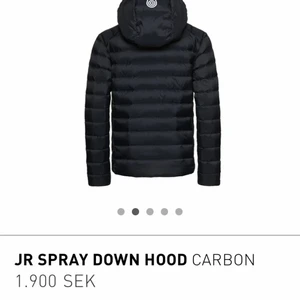 Sail racing  - hej! Säljer en jätte fin Sail racing jacka, den är jätte fin storlek S, den är äkta köpt på själva hemsidan men har inte kvittot på den tyvärr. Säljer den pga att jag har köpt en ny jacka, riktig fin jacka! 