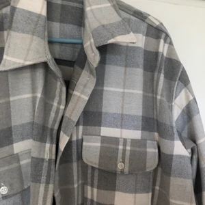 Skjort jacka - Rutig något tjockare skjorta, använt som jacka. Perfekt utanpå sweatshirt elr hoodie nu i höst.
