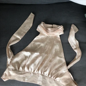 Silketopp - Topp från bikbok, som ny, använd vid ett tillfälle. Köparen står för frakten