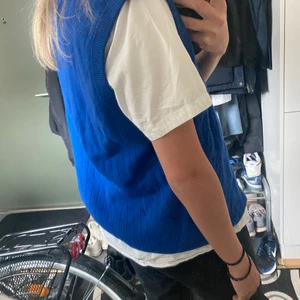 Stickad Väst - Stickad väst från Peak Performance i storlek L. Några små hål på baksidan då den är gammal men i övrigt i bra skick. 