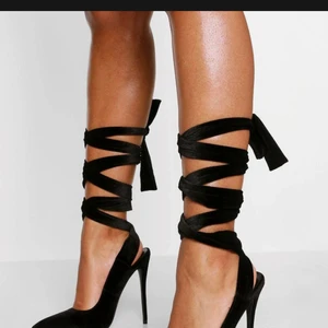 Svarta klackar med knytband  - Oanvända klackskor med knyt band st 38. Samets tyg på skorna . 