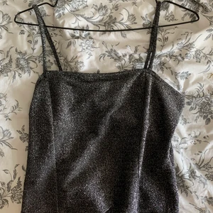 glitter topp - fin festlig glittrig topp som har bara kommit till användning en gång men sitter jättefint på. perfekt till nyår eller annan fest💓