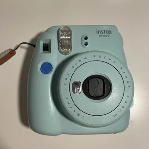 Instax Kamera - Inga ”bilder” ingår utan det får man köpa själv, köpte den för 800kr så mitt pris är väldigt bra, köparen står för frakten, den funkar precis som ny och ser även ut som de 🤍