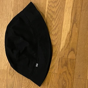 Buckethat/ Fiskehatt/ Solhatt  - BUCKETHAT FRÅN HM. Passar mitt huvud skulle säga passar alla huvud. Svart snygg trendig hatt.