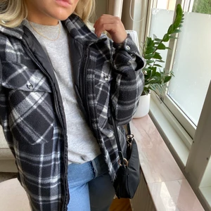 Jacka  - Grymt snygg jacka i strlk M. Perfekt nu till vinter/höst. Knappt använd! 100kr + frakt 