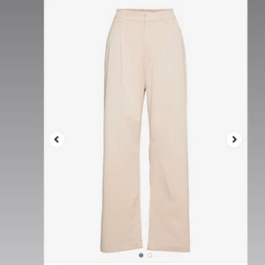 Kostymbyxor - Helt nya kostymbyxor:) bara testade men kan inte lämna tillbaka eftersom jag var lite väl snabb med att klippa bort lapparna. De är i storlek 32 men väldigt loose fit & lite väl stora på mig för min smak. Nypris 399