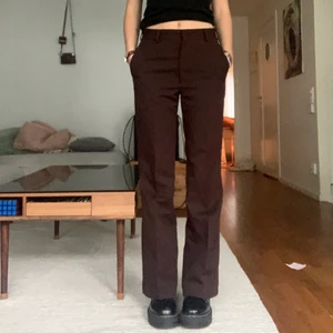 Bruna kostymbyxor  - Bruna kostymbyxor köpta secondhand. Kommer tyvärr inte till användning. Jag är 168 och brukar ha storlek 36. Bra skick 💞