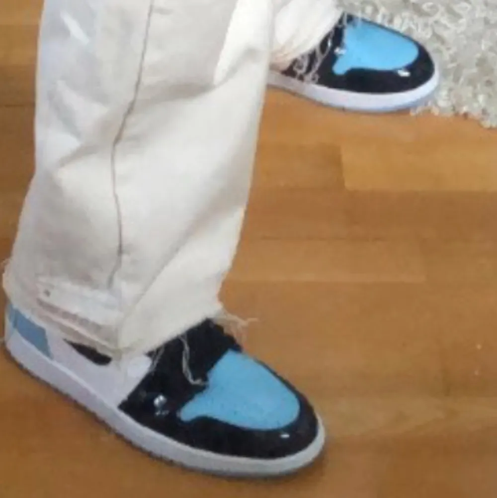 Säljer mina Jordan 1 blue chill💙  köpta på stockx för 6000kr, storlek 40 men passar för mig som vanligtvis har 39  🤍. Skor.