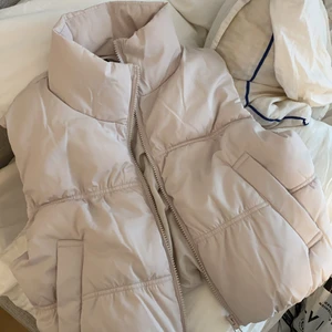 Beige väst - Oanvänd med lappar kvar, storlek S. Går även att köpa direkt för 300kr