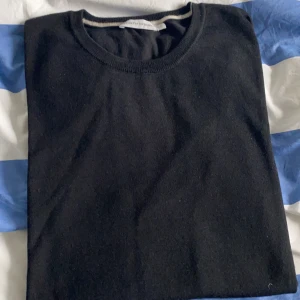 Tröja - Svart tröja från Peak Performance 