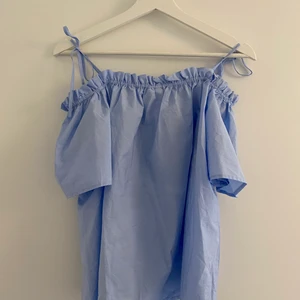 Blå blus - Fin blå offshoulder blus som nästan aldrig använts! Kontakta mig för mer info 💓