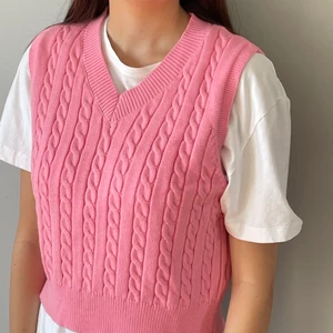 Stickad väst  - Rosa stickad väst som är helt oanvänd!! Köparen står för frakten :) 