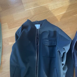Overshirts - Svart overshirt från Lindbergh storlek S (utan krage). Väldigt sparsamt använd! 250 kr (nypris ca 1000 kr). Grön jeansjacka/overshirt från zara storlek S. Denna också sparsamt använd. 200 kr. Köpare står för eventuell frakt (finns i Linköping).