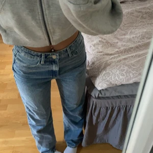Blåa raka jeans, storlek s/m - Blåa raka jeans jag säljer av anledning till att dem är för stora för mig, är ungefär 170 och byxorna går nästan över fötterna, passar som S/M