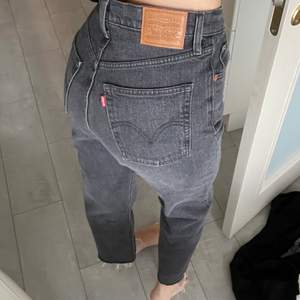 Säljer dessa Levis jeans!! Dem är lite för korta för mig!! Är 174.    Storlek 27/30 som en 36/38