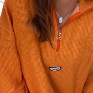 Snygg orange retro hoodie - Skitsnygg retro typ sweatshirt i märket löffler (tror jag det heter) sportswear, den är strl medium men från herravdelningen, sitter snyggt och oversized på ca en xs-m❤️