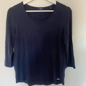 Tröja  - Tröja från gant i strl S. Endast testad.  Köparen står för frakten om du inte kan mötas upp (endast i Falköping).                                                                                 Om du kombinerar med fler av mina plagg tar jag endast en frakt avgift. Köparen ska även betala innan plagget skickas med ett bevis från swish. 