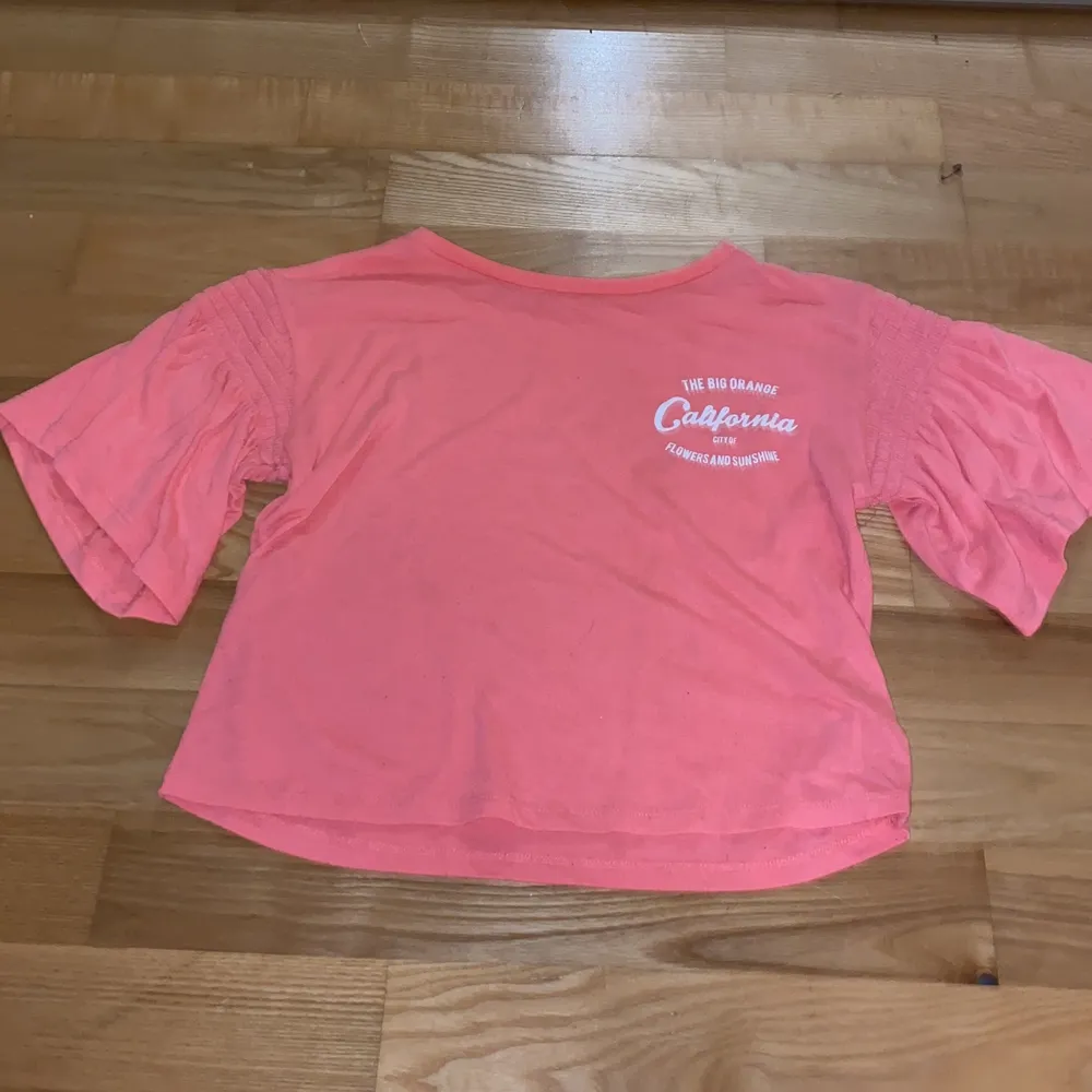 En rosa tröja från h&m som jag säljer för 30kr plus frakt . T-shirts.
