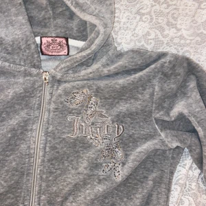 Juicy couture kofta!! - Säljer min kofta då den aldrig använda för att den är lite för liten för mig, antar att det är M i barnstolen då den sitter som en xxs - xs! Tror att det ska hänga en grej på dragkedjan men den är borta (se bild 3) annars är den i superbra skick!!💕💕💕💕