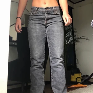 Gråa lågmidjade jeans  - Köpte dessa sjukt fina jeansen här på plick men dem var rätt korta för mig och tänker att jag säljer dem till någon som kommer ha användning för dem istället. Perfekt grå färg och lågmidjade. Storlek W30 L34. Buda!! 🙌🏼🙌🏼💞💞