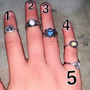 Ring  - Ringar som självklart är helt oanvända och säljer dom riktigt billigt för den kvaliten ringsrns har,riktigt fina,vid köp över 100kr så är frakt gratis och skickar även med en extra ring😍🔥💍❗️❗️❗️